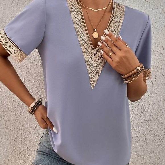 Beautiful lace blouse - Picture 1 of 11